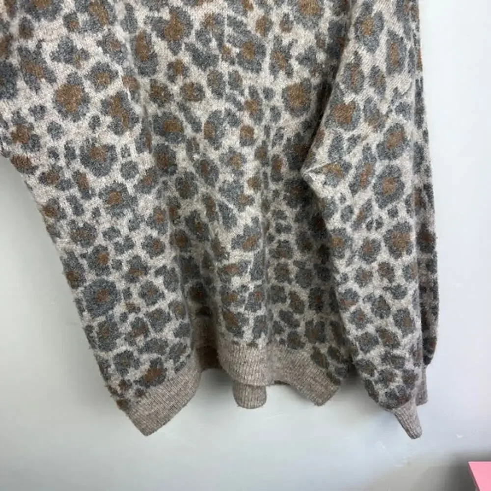 Abercrombie & Fitch fuzzy cheetah print pull over sweater size Medium